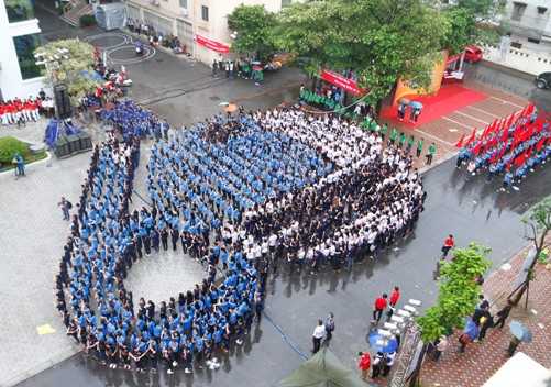 3.000 đoàn viên tham gia biểu diễn xếp 02 hình khối: 60 năm thành lập Hội LHTN Việt Nam và Bản đồ Việt Nam